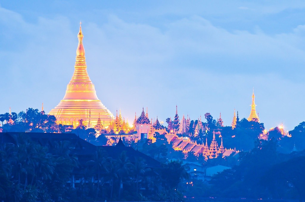 Chùa Shwedagon nằm trên đồi Singuttara ở trung tâm Yangon, thành phố lớn nhất  Myanmar. Ngôi chùa 2.500 năm tuổi này là một trong những công trình tôn giáo đẹp nhất, mang tính biểu tượng nhất của đất nước. Ảnh: Jingphaw.