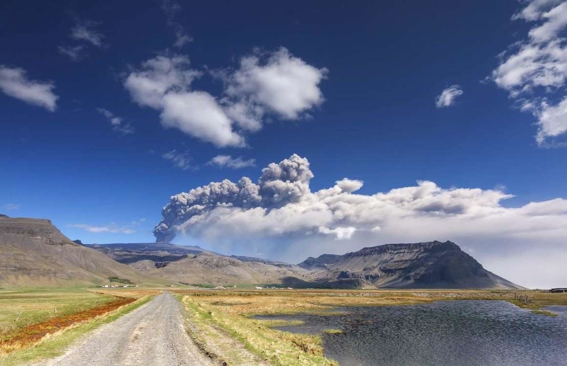  Eyjafjallajökull, Iceland: Vào năm 2010,  núi lửa Eyjafjallajökull phun ra đám mây tro bụi khổng lồ khiến cả châu Âu chìm trong bóng tối. Phải mất 6 ngày sau, bầu trời mới sáng trở lại. Tuy được cảnh báo nguy hiểm, ngày nay rất đông du khách vẫn tìm cách khám phá ngọn núi qua những chuyến đi bộ đường dài, trekking.