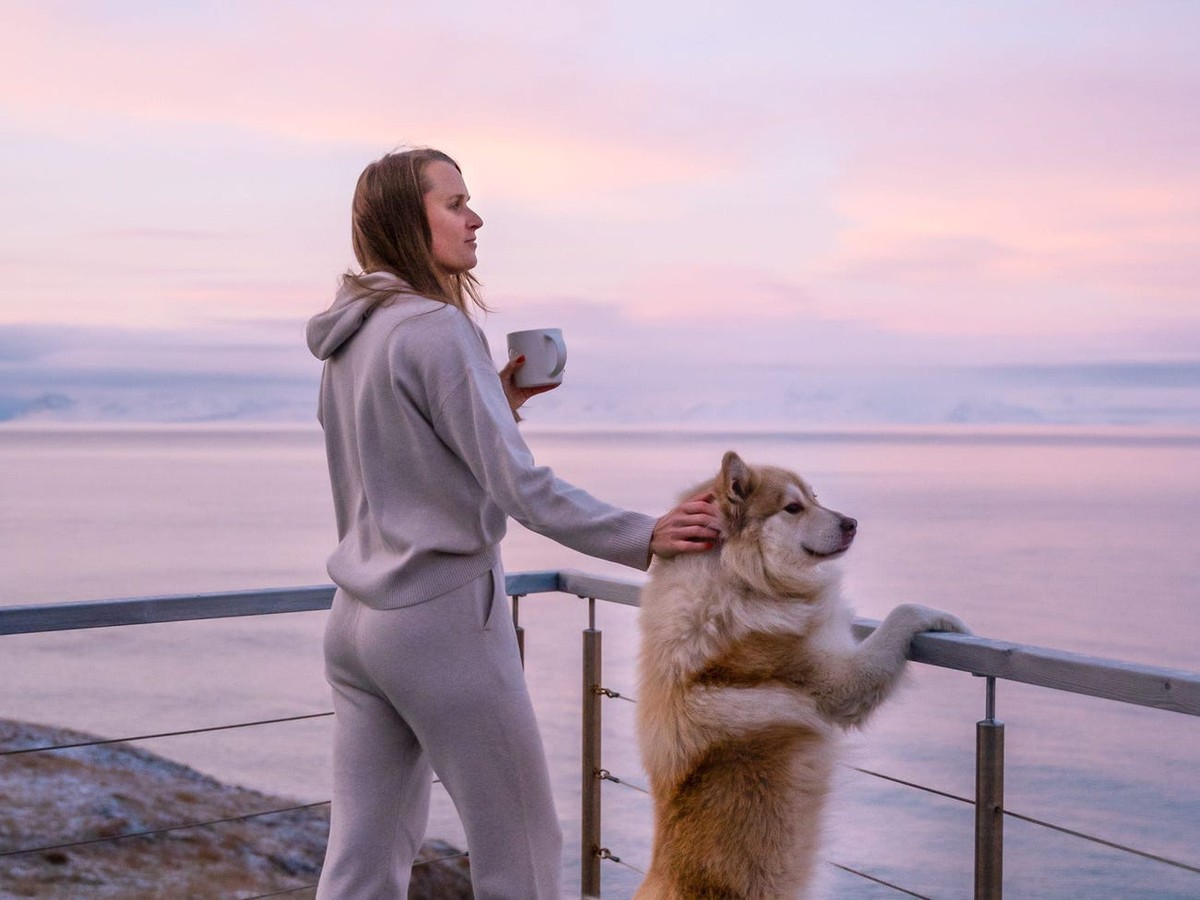 Cecilia Blomdahl, 31 tuổi, đến từ Thụy Điển, đã dành 5 năm ở quần đảo Svalbard (Bắc Băng Dương) cùng bạn trai. Năm 2015, họ đến đây và vốn chỉ định ở lại vài tháng. Dù vậy, tình yêu với " vương quốc gấu bắc cực" đã khiến cô chọn định cư lâu dài ở đây.