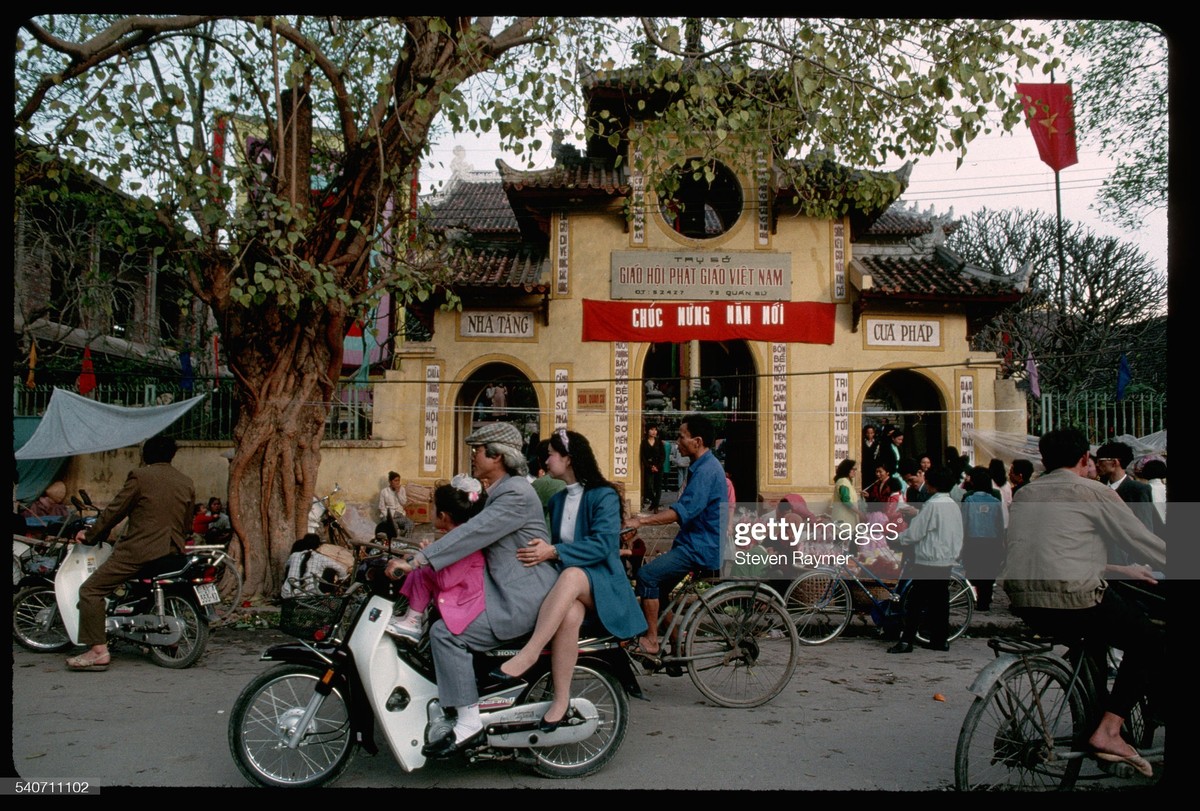 Những ngày đầu xuân, chùa Quán Sứ (Hà Nội) luôn tấp nập người đến cầu khấn. Người dân thường tới đây để mong bình an, hạnh phúc cho gia đình. Ảnh: Steven Baymer.