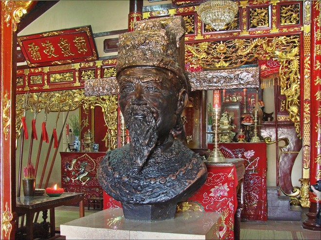 Theo sách "Kỷ yếu" của Đào Duy Anh, Nguyễn Văn Thoại (1761-1829) là một trong những tướng nổi bật nhất của  vua Gia Long. Ông để lại nhiều giai thoại, trong đó có việc cãi lệnh vua Gia Long để tránh phải đối đầu bạn thân trên chiến trường.