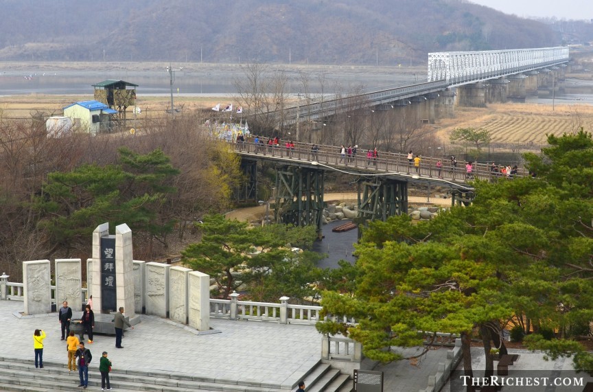 Khu phi quân sự (DMZ) nằm giữa Triều Tiên - Hàn Quốc là một trong những địa điểm được bảo vệ nghiêm ngặt nhất. Khu vực này được thành lập năm 1953, dài 250 km và rộng hơn 1,6 km sang mỗi bên tính từ đường biên giới giữa hai nước.