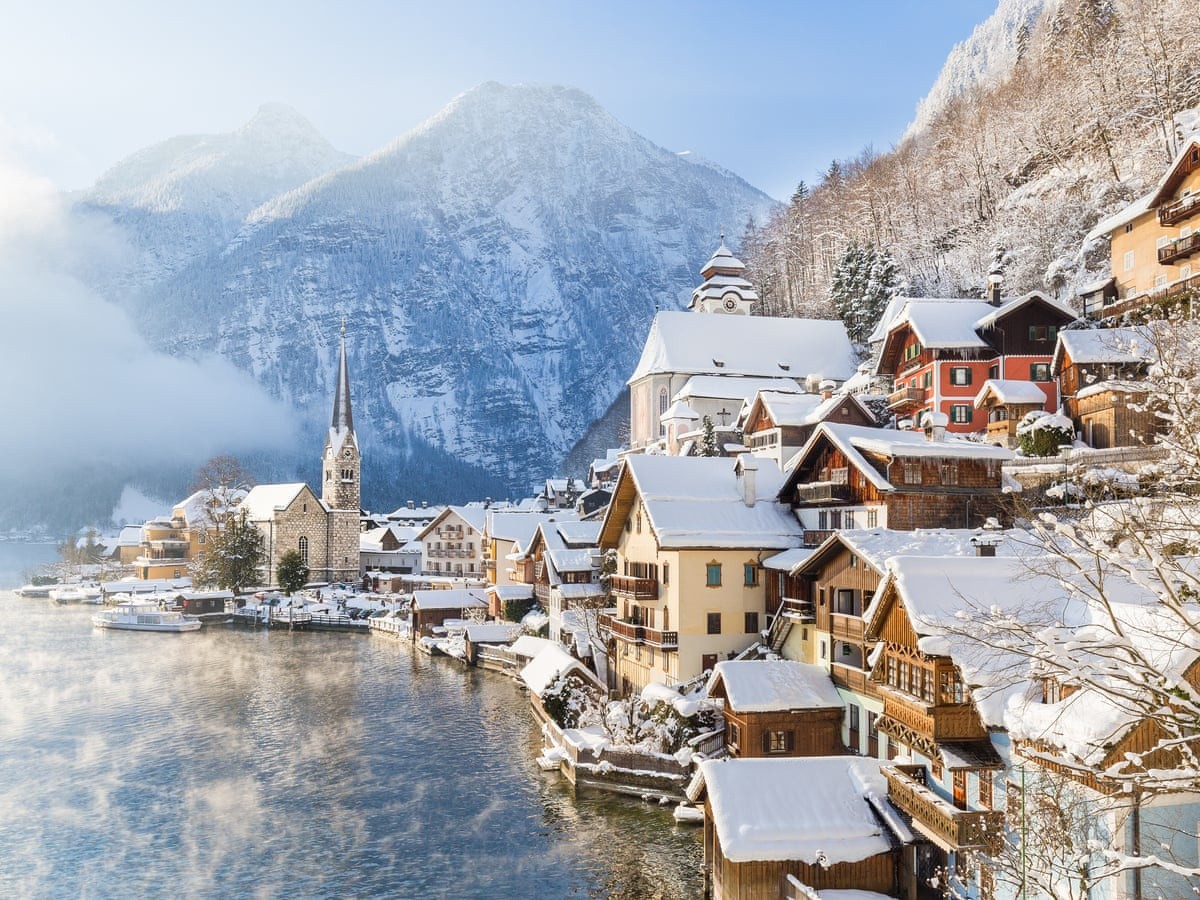  Hallstatt, Áo: Trông như một tấm bưu thiếp,  ngôi làng  Hallstatt được ôm ấp bởi các đỉnh núi và những đám mây thấp bao quanh. Nằm ở vùng núi Salzkammergut, lịch sử lâu đời của Hallstatt khởi đầu với việc người địa phương phát hiện ra các mỏ muối trong vùng vào thời tiền sử, khoảng năm 4.000 trước Công nguyên. Ngày nay, phần lớn kiến trúc có niên đại từ thế kỷ 16. Ảnh: Jakob Radlgruber.