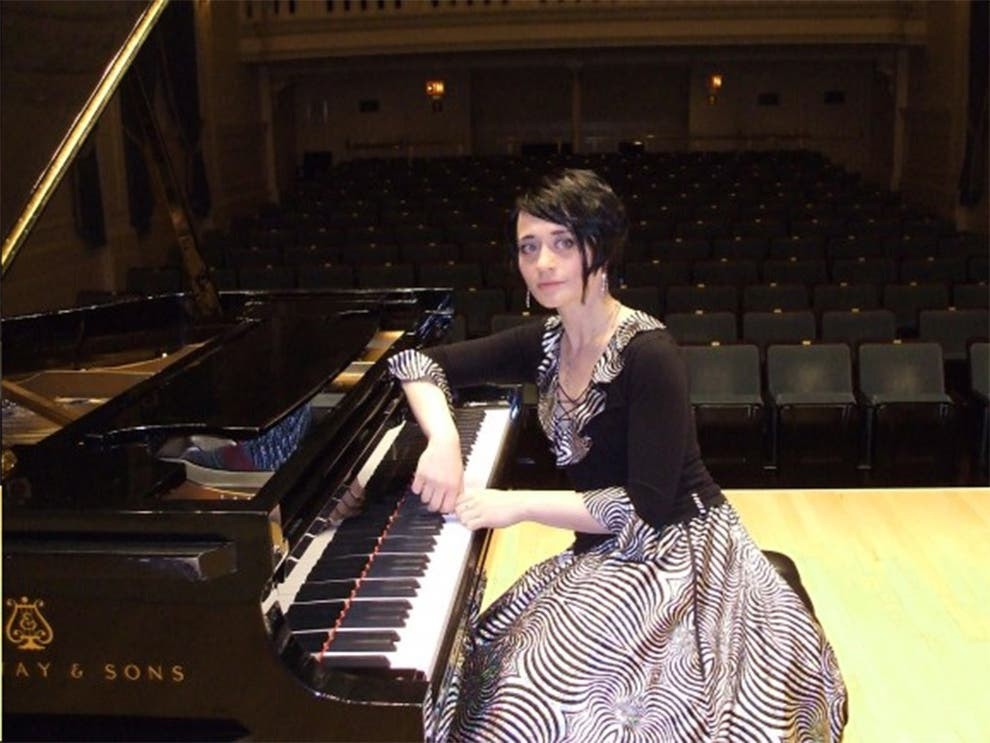  Natalia Strelchenko (Na Uy) chịu số phận bi thảm do người chồng bạo hành, ghen tuông. Là  thần đồng piano, Strelchenko ra mắt năm 12 tuổi và nhanh chóng nổi tiếng trên thế giới. Năm 2007, Strelchenko gặp John Martin khi biểu diễn chung. Sau khi Strelchenko ly hôn và Martin bỏ người vợ thứ hai, họ kết hôn, sống tại Manchester (Anh). Cuộc hôn nhân này không êm ấm. Martin trở nên bạo lực, muốn vợ từ bỏ sự nghiệp, chuyên tâm nội trợ. Cưới nhau được hai năm, gã sát hại vợ. Ảnh: Nataliastrelchenko.