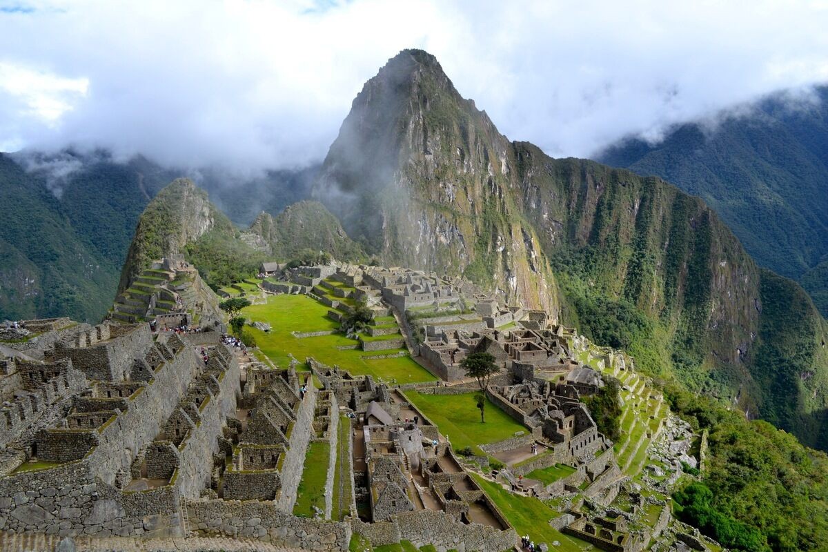 Theo World Atlas, Machu Picchu là  thành phố cổ của người Inca ở Peru (Nam Mỹ). Thành phố này được xây dựng từ thế kỷ 15, trên ngọn đồi cao 2.430 m so với mực nước biển. Từ trước đến nay, thành phố cổ Machu Picchu thường được biết đến với biệt danh “Thành phố bị lãng quên” của người Inca.