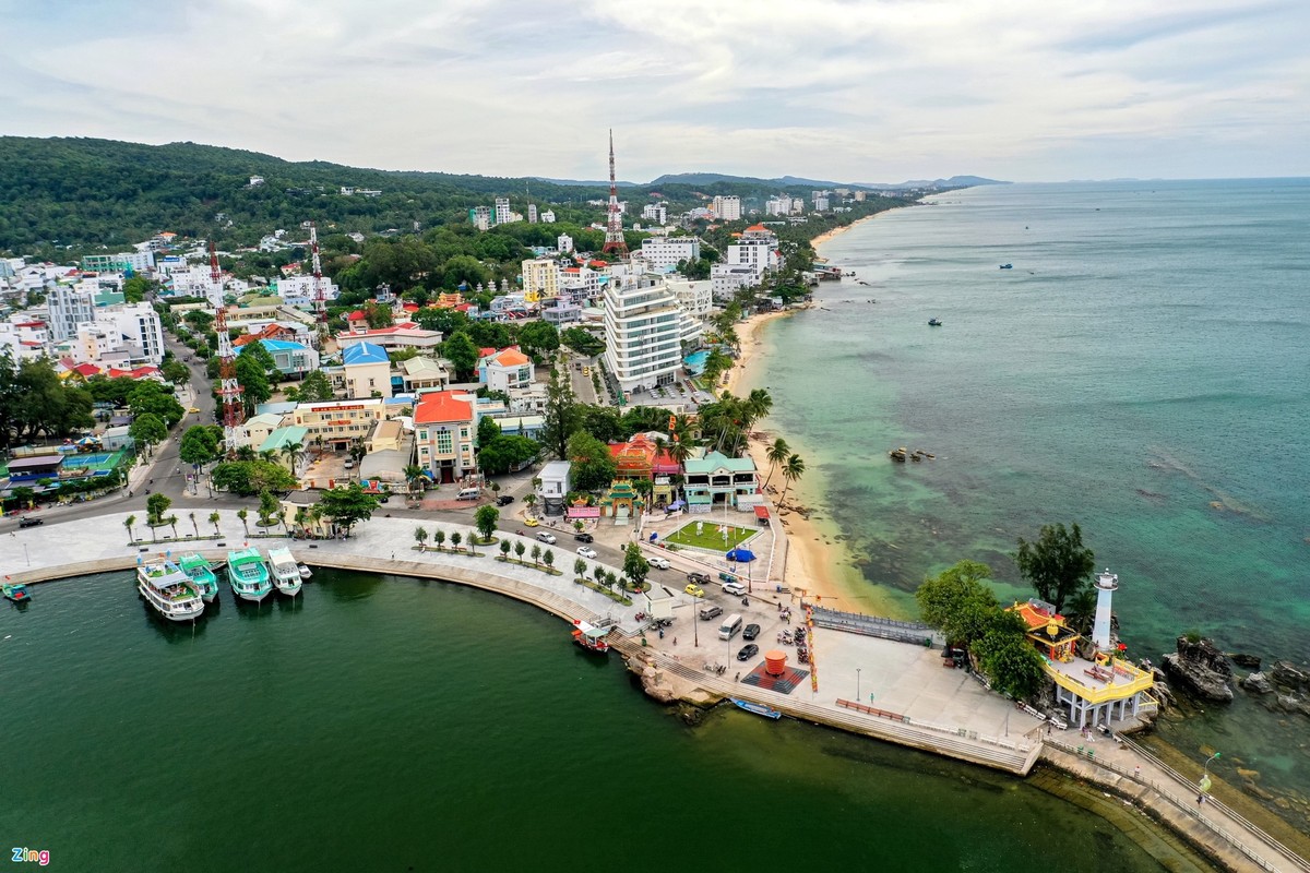 Kiên Giang thu hút du khách với nhiều hòn đảo quyến rũ. Trong đó, đảo Phú Quốc (nằm trong vịnh Thái Lan) với gần 600 km2 và 150 km đường bờ biển là lớn nhất cả nước. Thành phố  đảo đầu tiên của Việt Nam này hội tụ nhiều khu vui chơi hấp dẫn, các bãi biển nguyên sơ và loạt khu nghỉ dưỡng sang chảnh, tiện nghi chinh phục tín đồ xê dịch. Ảnh: Quỳnh Danh.