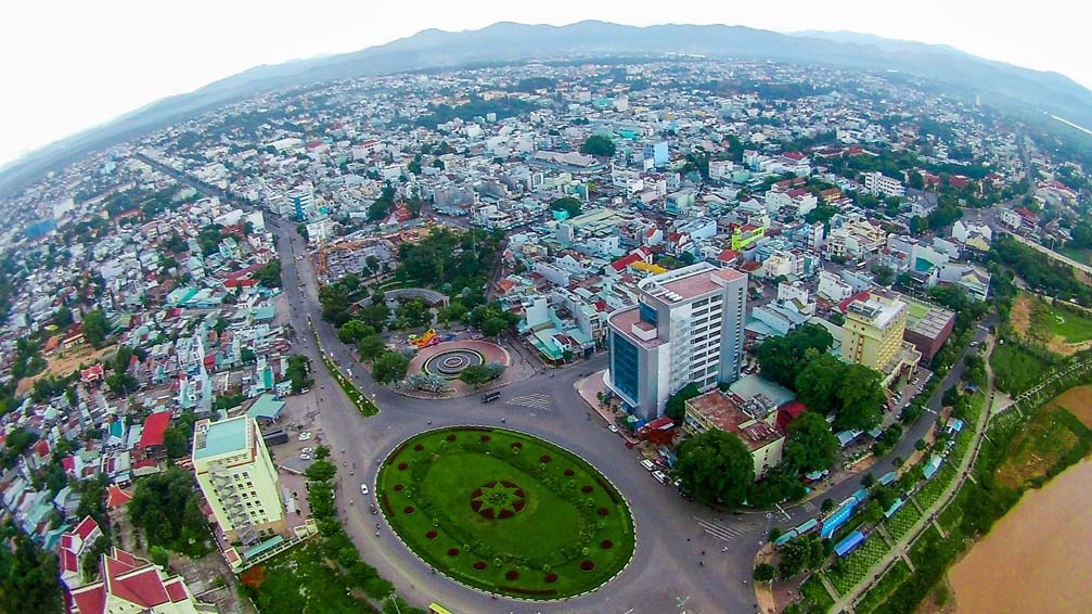 Theo Trang TTĐT của thành phố Kon Tum,  thành phố Kon Tum hiện có diện tích 432,89 km2. Đây chính là thành phố có diện tích tự nhiên lớn nhất khu vực Tây Nguyên. Dù có diện tích lớn nhất nhưng dân số của Kon Tum hiện nay chỉ có hơn 168 nghìn người (xếp thứ 4 trong số các thành phố ở Tây Nguyên).