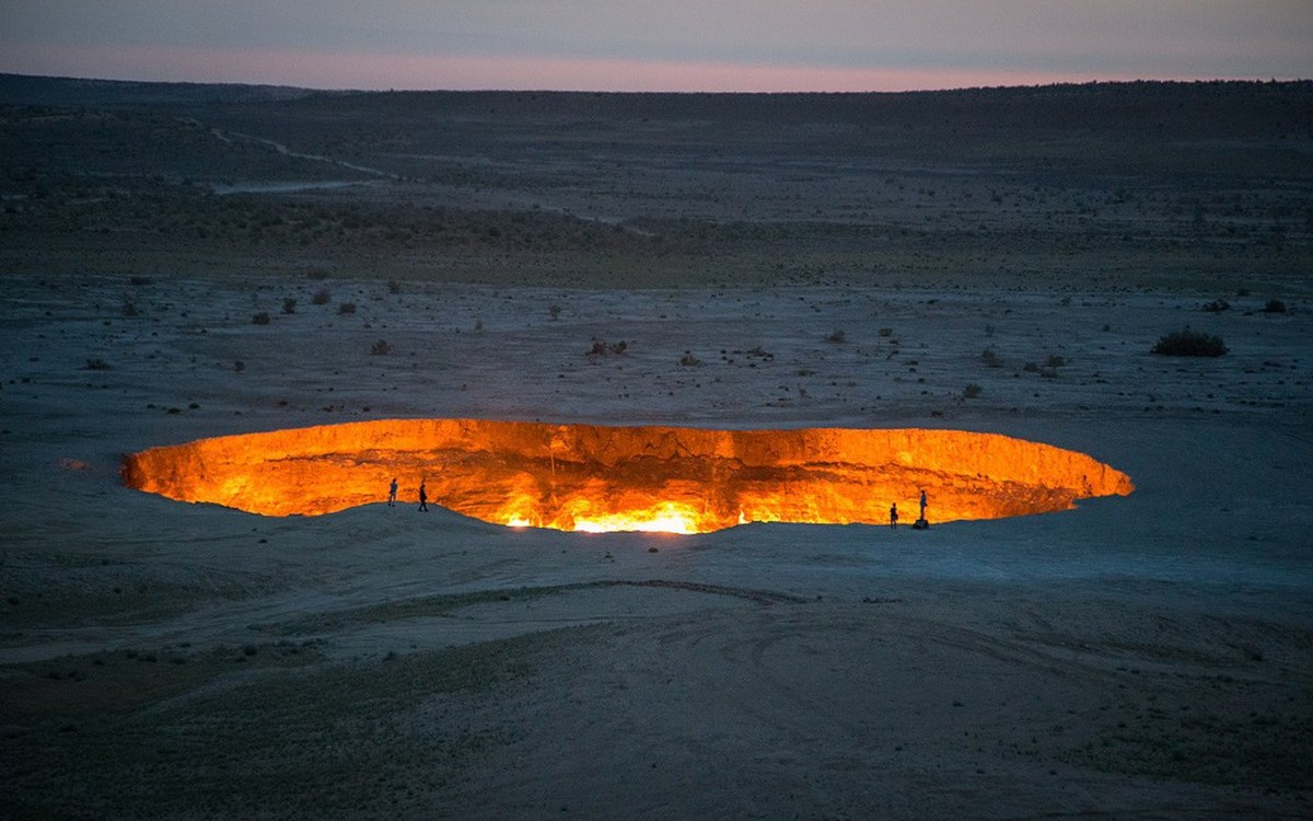  "Cổng địa ngục", Derweze, Turkmenistan: Nằm giữa sa mạc Karakum, "Cổng địa ngục" này là một hố ga tự nhiên có đường kính hơn 70 m. Từ khi được các nhà địa chất đốt để ngăn khí methane thoát ra vào năm 1971, nơi này vẫn cháy đến tận bây giờ và là điểm tham quan nổi tiếng. Vào ban đêm, khung cảnh lửa cháy trong miệng hố khổng lồ giữa sa mạc khiến nhiều người liên tưởng đây là cửa dẫn xuống địa ngục. Ảnh: Mossandfog.