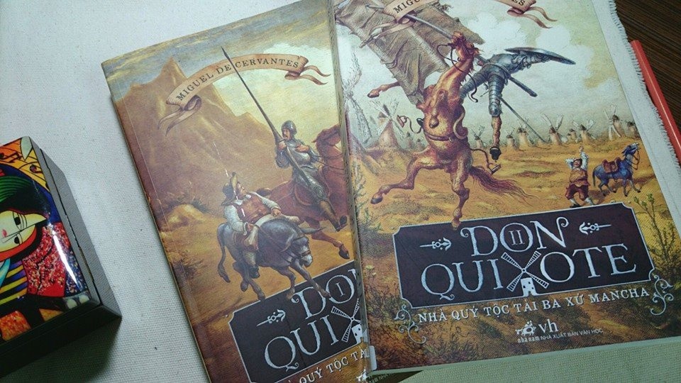  Don Quixote của Miguel de Cervantes được xuất bản năm 1605, đã bán 500 triệu bản. Nội dung cuốn tiểu thuyết xoay quanh những chuyến phiêu lưu của Alonso Quixano - một quý tộc già sống ở xứ Mancha. Quixano đọc nhiều truyện hiệp sĩ đến mức mất trí và quyết định trở thành một kỵ sĩ để làm sống lại tinh thần hào hiệp và phụng sự cho quốc gia. Đây được coi là tiểu thuyết hiện đại đầu tiên, thiết lập nền văn học châu Âu. Ảnh: Nhã Nam.