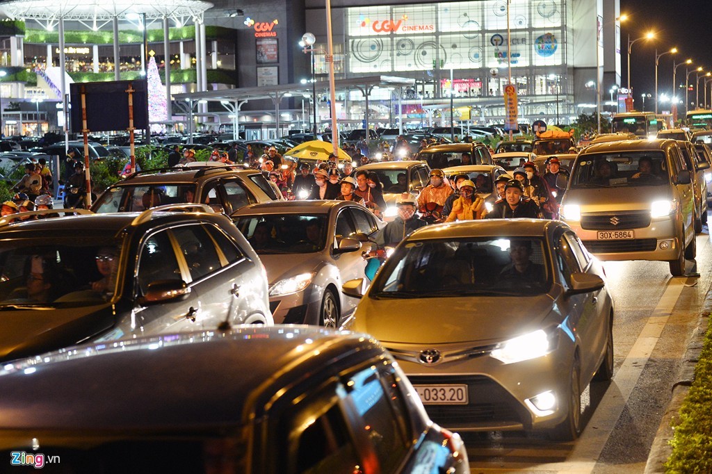 Lối vào và ra ùn ứ các phương tiện tại  Trung tâm thương mại Aeon Mall Long Biên mới mở trên địa bàn quận Long Biên (Hà Nội) lúc 18h tối 1/11. Người dân cho biết, cảnh này diễn ra suốt hai ngày cuối tuần, kể từ khi khai trương.