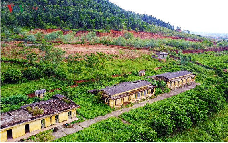  Trại phong Đá Bạc cách trung tâm TP. Hà Nội khoảng 50 km, ai muốn đến đây phải đi vào con đường duy nhất nhỏ hẹp, quanh co và rất gồ ghề, bụi bặm.