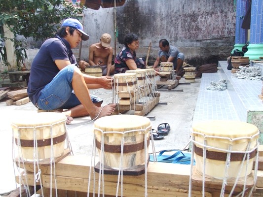 Từ mờ sáng mọi thành viên gia đình ông Hai Phú (Nguyễn Văn Phú) ở  làng trống Bình Lãng vào vị trí sản xuất trống cơm: người làm thùng, người bịt, người làm mặt trống…