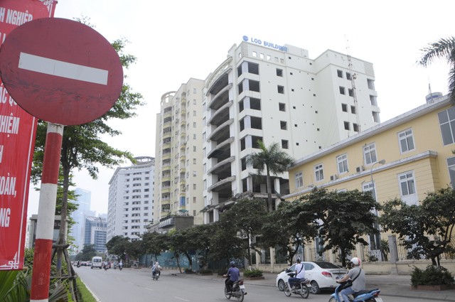 Mới đây, Chủ tịch UBND TP.Hà Nội Nguyễn Đức Chung vừa có Công văn yêu cầu kiểm tra về tòa nhà  LOD Building số 38 Trần Thái Tông, phường Dịch Vọng Hậu, quận Cầu Giấy xây dựng không phép đang bị bỏ hoang, xuống cấp. Theo đó, Chủ tịch Hà Nội giao Giám đốc Sở Xây dựng chủ trì, phối hợp với Chủ tịch UBND quận Cầu Giấy kiểm tra, đề xuất biện pháp xử lý, báo cáo Thành ủy, UBND TP trước ngày 20/5.