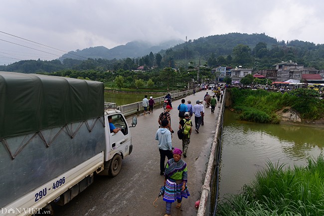  Chợ trâu Bắc Hà (huyện Bắc Hà, tỉnh Lào Cai) là một trong những chợ trâu lớn nhất Tây Bắc, mỗi phiên chợ có đến gần trăm con trâu được mua bán. Từ những con trâu được làm giống, cày bừa cho tới cả những con to lớn đến độ làm thịt.