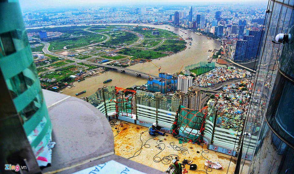  Landmark 81 được xây dựng ngay tại trung tâm khu đô thị Vinhomes Central Park, quận Bình Thạnh, TP.HCM. Tòa nhà đang trong quá trình hoàn thiện những công đoạn cuối cùng để vận hành vào đầu năm 2019. Từ tầng 81 của tòa nhà có độ cao 400 m, phóng tầm mắt về hướng đông - nam có thể ngắm trọn trung tâm thành phố, sông Sài Gòn, Khu đô thị Thủ Thiêm.