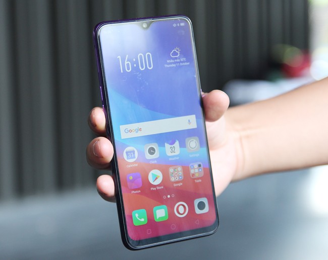 Oppo F9 Tím Tinh Tú điểm trên mặt lưng những ánh kim tuyến lấp lánh và rực rỡ, đem lại cho người dùng một sự quyến rũ và nổi bật mà chưa dòng điện thoại nào sở hữu.