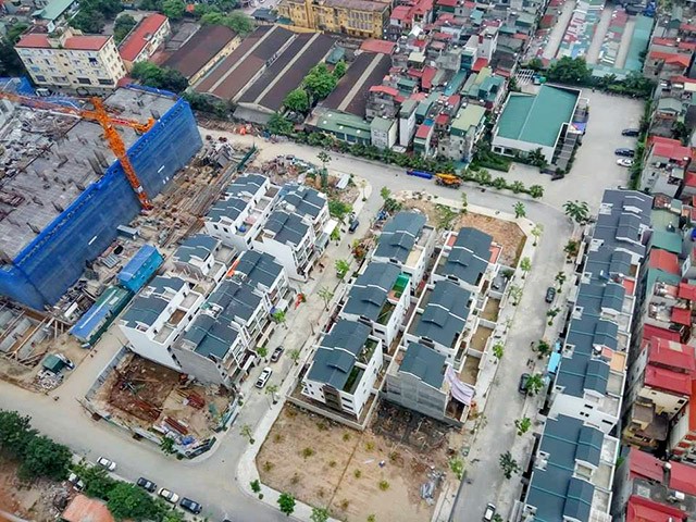  Dự án Green Pearl 378 Minh Khai, quận Hai Bà Trưng có diện tích sử dụng đất 28.765m2 do Công ty cổ phần phát triển nhà Phong Phú – Deawon – Thủ Đức làm chủ đầu tư. Tổng mức đầu tư 1.073 tỷ đồng gồm những dãy nhà biệt thự và 2 toà chung cư cao 21 tầng (Ảnh chụp tháng 5/2018).