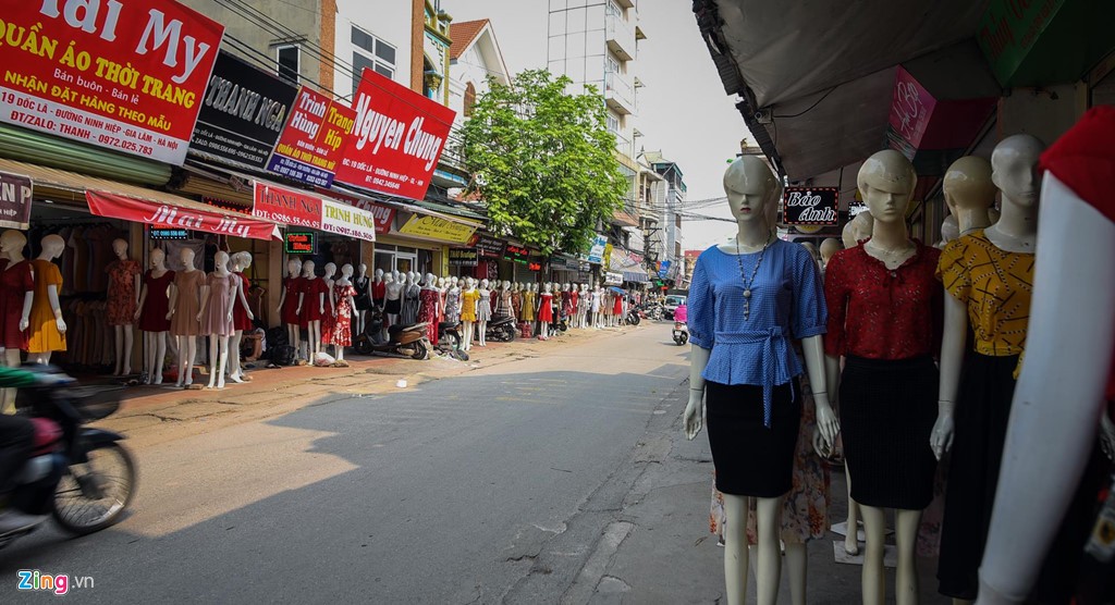 Phố Ninh Hiệp (Gia Lâm, Hà Nội) nổi tiếng là chợ bán vải thời trang lớn nhất miền Bắc. Tất cả cửa hàng ở đây đều kinh doanh quần áo và chủ yếu bán sỉ cho mọi thương lái từ các tỉnh, thành.