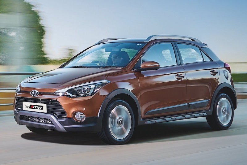  Hyundai i20 Active có kích thước 3.995 x 1.760 x 1.555, gầm cao 190 mm. Kích thước này lớn hơn đáng kể so với i20 tiêu chuẩn như dài hơn 10 mm, rộng hơn 26 mm, cao hơn 50 mm và gầm cao hơn 20 mm. Tuy nhiên, chiều dài cơ sở và khoang hành lý vẫn không thay đổi.