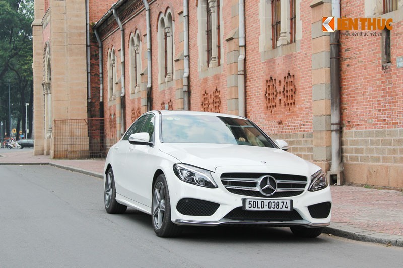 C250 AMG được trang bị gói phụ kiện thể thao AMG chính hãng giúp mang đến diện mạo hầm hố và thể thao hơn cho mẫu xe này. Ngoại thất xe được trang bị thêm cản trước, cản sau và ốp sườn thể thao...