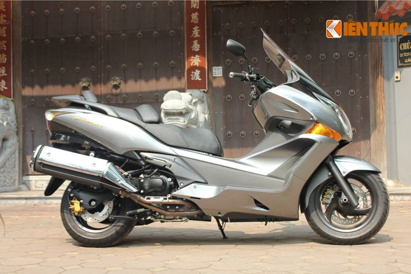 Mẫu  Honda Silver Wing GT 600cc xuất hiện tại Hà Nội về tổng quan hầu như không có gì khác so với những phiên bản trước đó. Thân xe được phát triển từ mô hình ống khí động học.