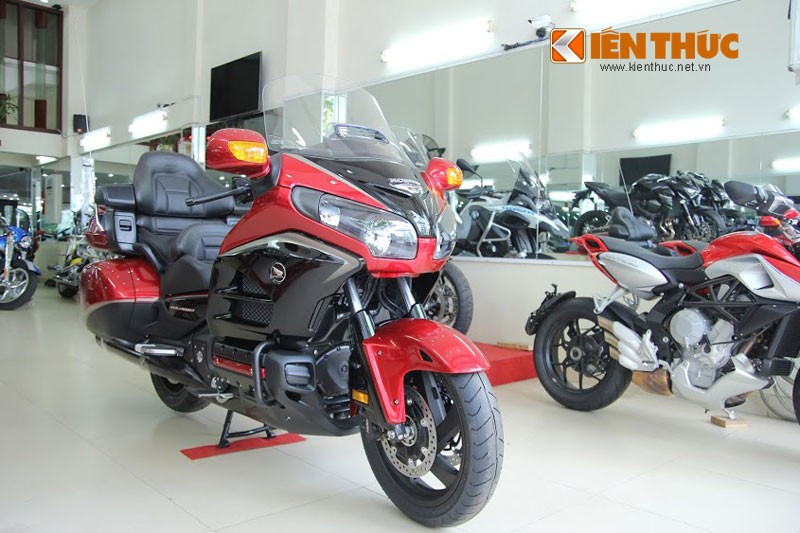 Phiên bản kỷ niệm được Honda đặt tên Gold Wing 2015 40th Anniversary Edition nhằm kỷ niệm 40 ra đời của mẫu xe đường trường 1800cc này vừa xuất hiện tại TP HCM với phiên bản màu đỏ đen.