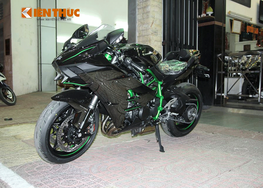  Siêu môtô Kawasaki Ninja H2 này được một đại lý chính hãng tại Tp.HCM nhập về theo đơn đặt hàng.