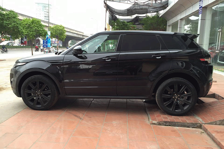 Đây là phiên bản đặc biệt mang lớp sơn đen ánh tím của dòng xe sang  Range Rover Evoque, nó được một cửa hàng tư nhân tại Hà Nội nhập khẩu trực tiếp từ Mỹ.