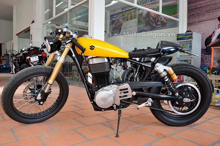  Tổng thể chiếc Cafe Racer cá tính, nổi bật với bình xăng hình oval thuôn dài màu vàng tạo điểm nhấn.