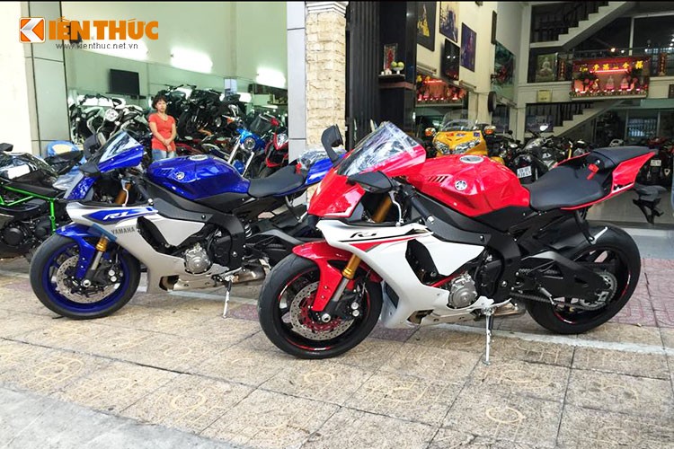 Đây là hai chiếc  siêu môtô Yamaha YZF-R1 2015 được loạt khách hàng thứ hai tại Việt Nam đặt mua từ một đại lý môtô Pkl tại TP HCM.