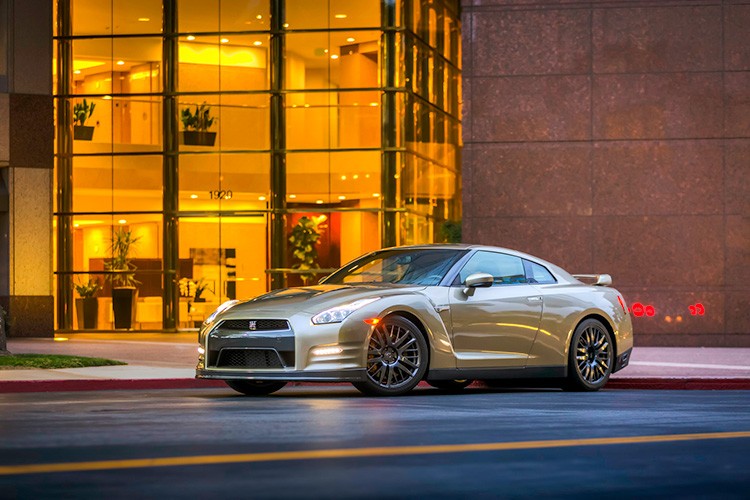 Dựa trên GT-R Premium, phiên bản giới hạn mừng sinh nhật 45 năm có màu sơn vàng đặc biệt.