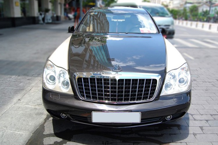  Siêu xe  Maybach 62S Zeppelin có số lượng chỉ 2 chiếc tại Việt Nam. Maybach hiện đã không còn sản xuất xe, do đó những model siêu sang của thương hiệu Đức đều thuộc diện hàng hiếm. 