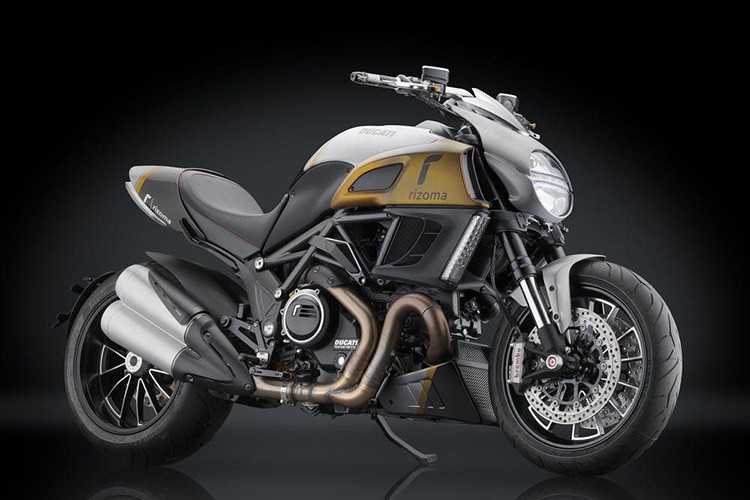  Quái thú Ducati Diavel đã hoàn toàn lột xác và trở nên hầm hố, nổi bật và tinh tế hơn bao giờ hết khi dàn ngoài được trang bị full hoàn toàn phụ kiện đồ chơi mang thương hiệu Rizoma.