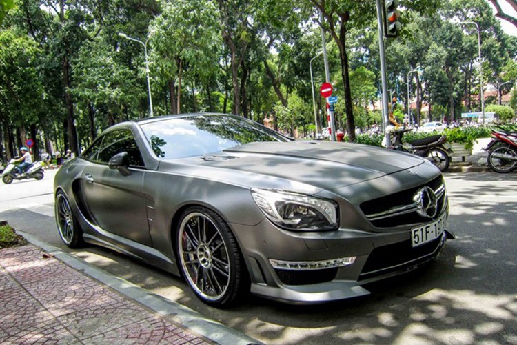  Mercedes SL350 2014 là một trong những mẫu xe hiếm tại Việt Nam thuộc sở hữu của một người chơi xe tại TP HCM, nó đã được độ mạnh dàn vỏ ngoài, đồng thời lắp mâm đường kính lớn mạ chrome.