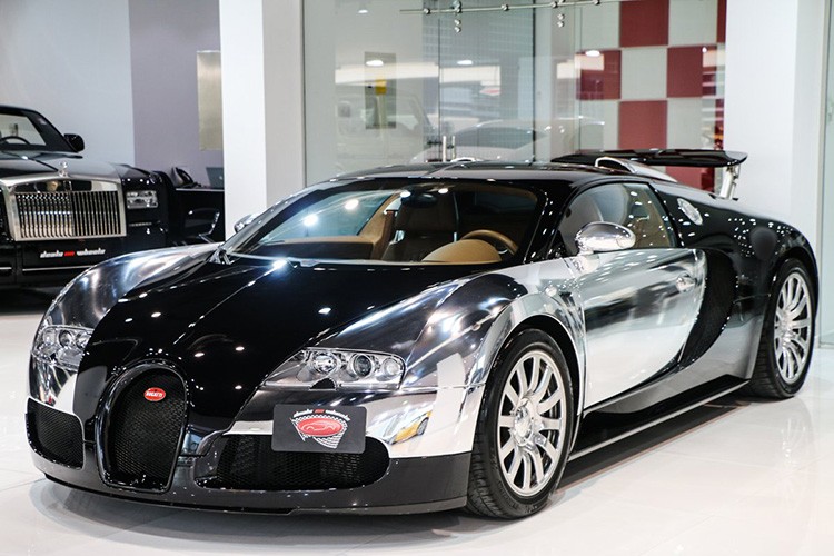  Bugatti Veyron chrome tuyệt đẹp, đặc biệt là vẻ bề ngoài được mạ bóng loáng của nó. Veyron được hoàn thiện với hai tông màu chủ đạo bạc trắng và đen.