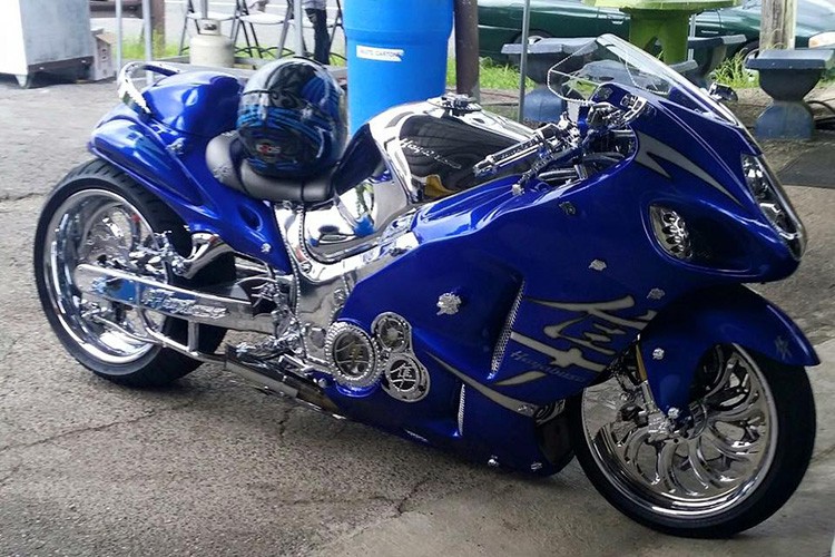 Chiếc "thần gió" Suzuki Hayabusa 1300 được người chơi độ lên thuộc dạng hàng khủng với full crom siêu chất.