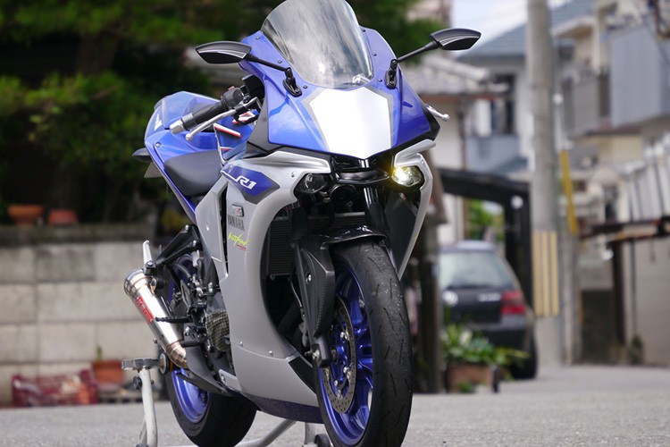  Yamaha R25 mẫu sportbike thành thị có thiết kế thể thao mạnh mẽ có vẻ chưa làm hài lòng các tay chơi môtô tại Nhật, nên họ đã quyết định lên đời cho xe với dàn đầu của siêu môtô Yamaha R1.