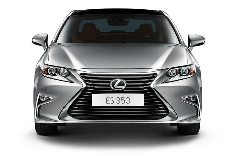  Lexus ES mới thuộc thế hệ thứ 6 nhưng có nhiều thay đổi đáng chú ý nằm ở mặt ngoại hình, thể hiện ở phong cách thiết kế cập nhật đồng bộ với các dòng Lexus mới hiện nay với chiều dài tăng thêm 15 mm.