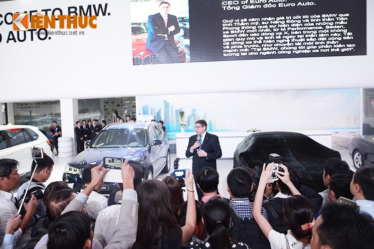 Khu trưng bày xe  BMW tại VIMS 2015 được thiết kế theo màu sắc đặc trưng của thương hiệu với ba màu chủ đạo, lấy cảm hứng từ logo của thương hiệu BMW và lá cờ của vùng Bavaria : xanh dương, trắng, đen.