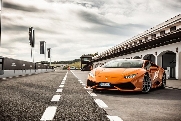 So với phiên bản cũ,  Lamborghini Huracan 2016 vẫn giữ nguyên thiết kế. Ở phiên bản nâng cấp, hãng siêu xe Italy chỉ tập trung vào nâng cấp hiệu suất và cải tiến cảm giác lái.