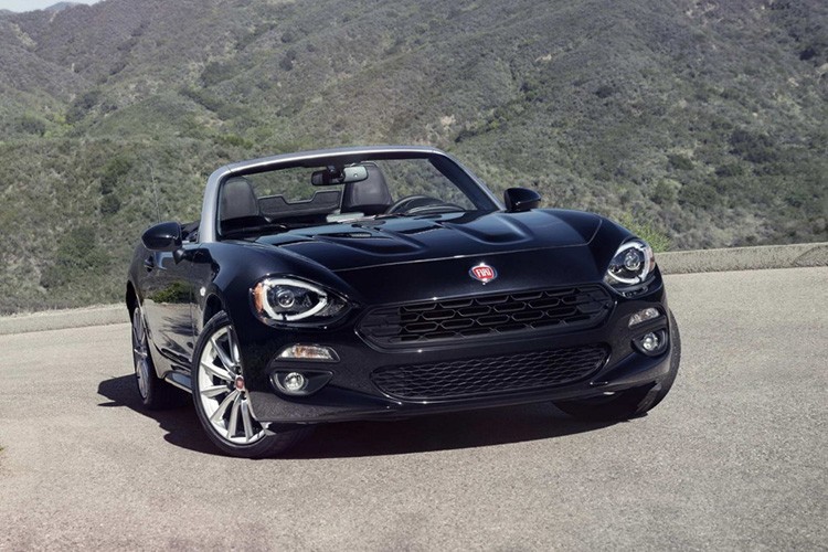 Được ra mắt tại Triển lãm Los Angeles 2015,  Fiat 124 Spider mới được xây dựng và phát triển trên cơ sở giống với chiếc xe mui trần cao cấp của hãng xe Nhật Bản - Mazda MX-5.