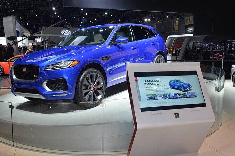 Nếu là một người có trí nhớ tốt hẳn sẽ thấy  Jaguar F-Pace là một phiên bản hoàn thiện hơn của C-X17 Concept đã được hãng xe này giới thiệu cách đây hai năm. Nó được thừa hưởng cấu trúc khung gầm bằng nhôm nhẹ của Jaguar, khác biệt hoàn toàn so với những mẫu xe trước đây.