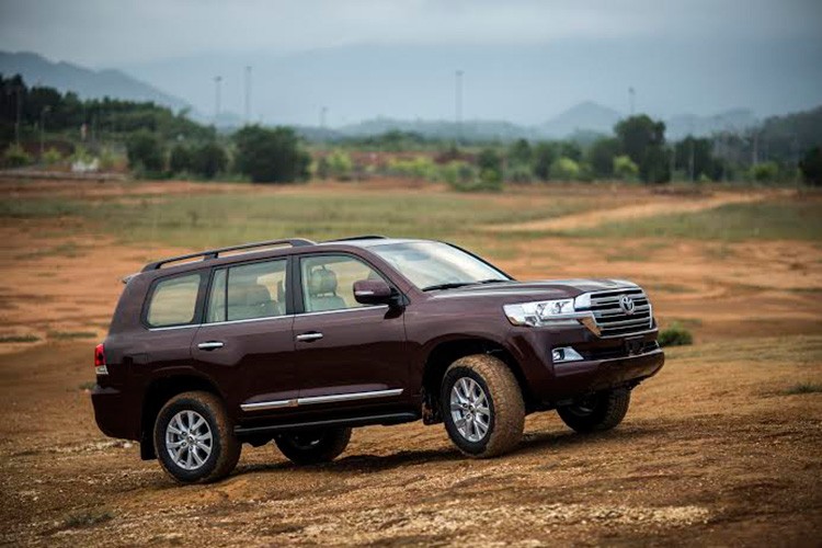 Phiên bản facelift 2015 của Land Cruiser từng ra mắt tại thị trường Nhật Bản vào tháng 8 vừa qua, đã chính thức được Toyota đưa về thị trường Việt Nam trong tháng 11/2015.