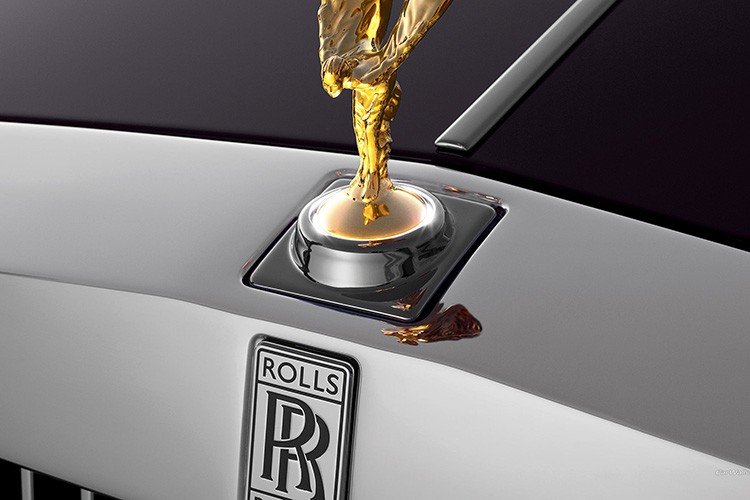 Ý nghĩa tên gọi và  logo của Rolls Royce khá thú vị. Logo của xe là một chữ R kép, chính là tên viết tắt họ của hai người sáng lập ra mác xe này vào năm 1904: Charles Rolls và Henry Royce. Cùng với logo, bức tượng nổi tiếng gắn trên lưới tản nhiệt cũng là nét độc đáo của Rolls Royce.