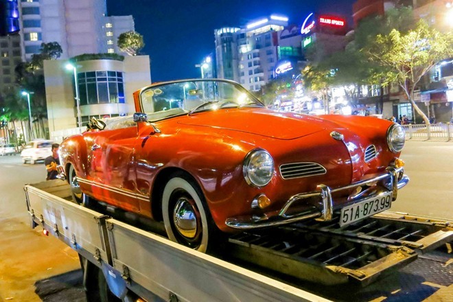  Volkswagen Karmann Ghia là sản phẩm kết hợp giữa khung xe Type 1 trên Beetle và kiểu dáng được thiết kế bởi Luigi Segre (Italy) của hãng Ghia Carrozzeria. Cuối cùng, xe được lắp ráp bằng tay bởi hãng Karmann của Đức.