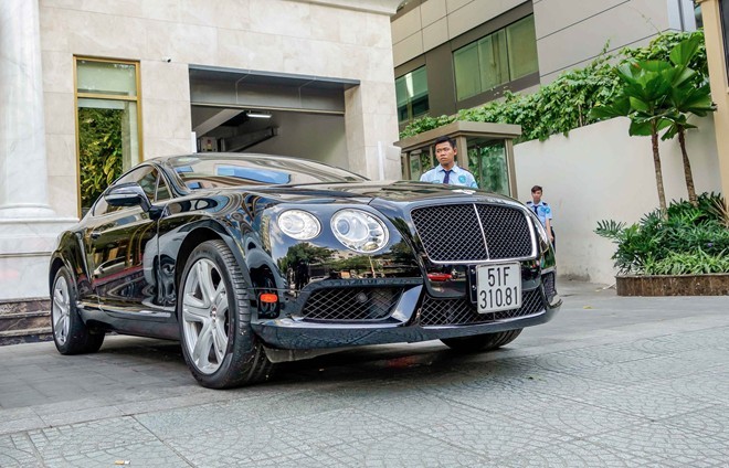 Chiếc  siêu xe Bently Continental GT đời 2015 này được nhập về Việt Nam từ tháng 9/2015. Tuy nhiên, sau gần nửa năm được nhập về và có chủ mới, đến nay nó mới ra biển số trắng và xuất hiện trên đường phố.