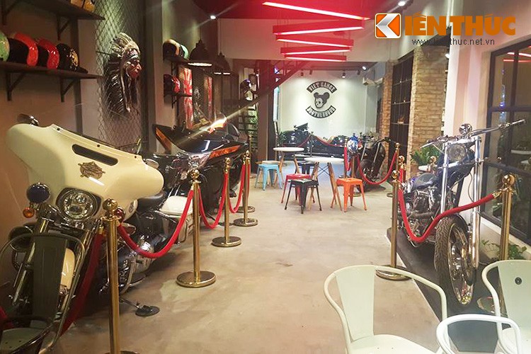 Quán cafe mang tên VietGangz Brotherhood với dàn  môtô PKL khủng nhất Việt Nam của anh Trần Quang Đức, hay thường được mọi người biết đến với cái tên thân mật “Đức tào phớ”. Đây là một trong những biker 9x đình đám nhất của Việt Nam với phong cách chơi xe cực kỳ độc đáo.