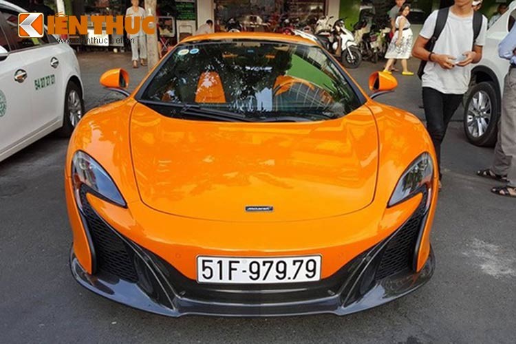 Chiếc siêu xe tiền tỷ  McLaren 650S Spider mui trần đầu tiên tại Việt Nam đã khiến nhiều người quanh khu chợ Bến Thành phải ngoái nhìn và trầm trồ trước vẻ mạnh mẽ và sang trọng của nó khi xuất hiện.