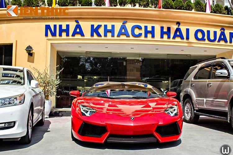  Siêu xe  Lamborghini Aventador Roadster đầu tiên tại Việt Nam vừa được bắt gặp di chuyển trên một con phố ở thành phố cảng sau đó dừng lại tại nhà khách Hải Quân, Hải Phòng cùng hàng loạt xe sang khác.  