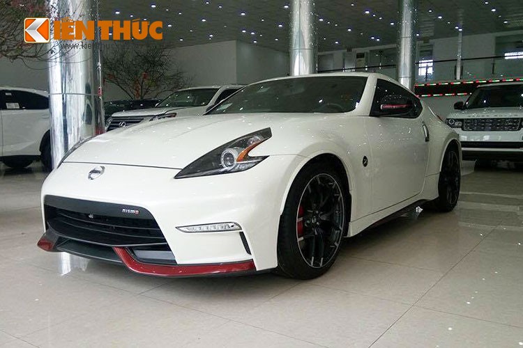 So với phiên bản Coupe tiêu chuẩn, ngoại hình  Nissan 370Z Nismo 2015 gây ấn tượng với cản trước và cản sau khí động học do Nismo phát triển đi cùng các chi tiết màu đỏ làm điểm nhấn.